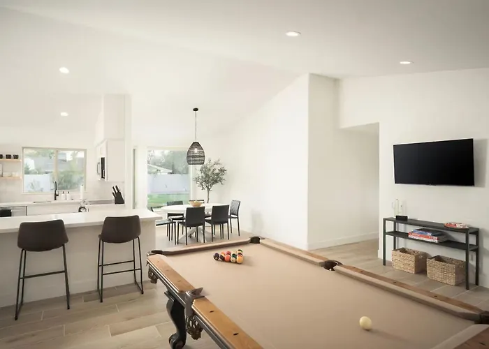 Desert Bliss Villa- Pool, Putting Green, & Pool Table Ferienhaus Phoenix