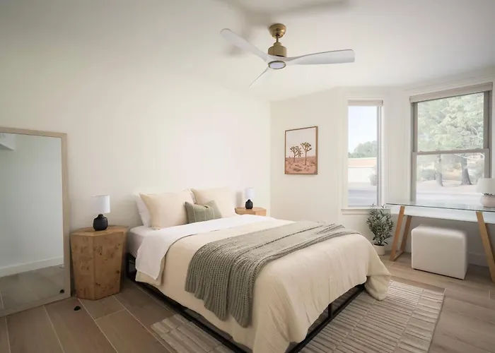 Desert Bliss Villa- Pool, Putting Green, & Pool Table Ferienhaus Phoenix