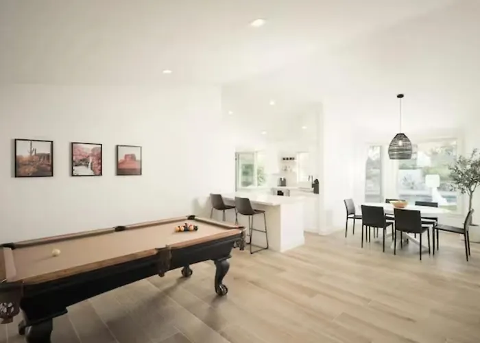 Desert Bliss Villa- Pool, Putting Green, & Pool Table