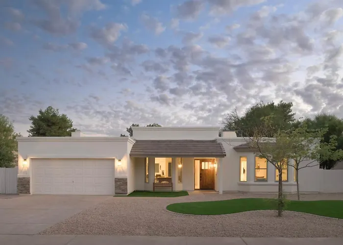 Desert Bliss Villa- Pool, Putting Green, & Pool Table *