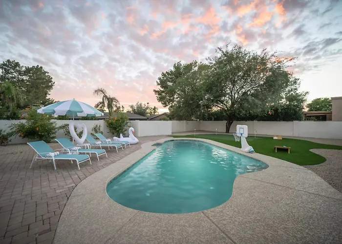 Desert Bliss Villa- Pool, Putting Green, & Pool Table *