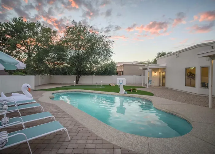 Desert Bliss Villa- Pool, Putting Green, & Pool Table Ferienhaus Phoenix